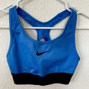 NIKE Swoosh Dri-FIT Racerback Sports Bra